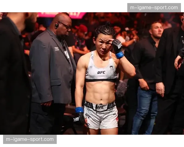 特写：UFC赛后，张伟丽与闫晓楠在八角笼内相互致意