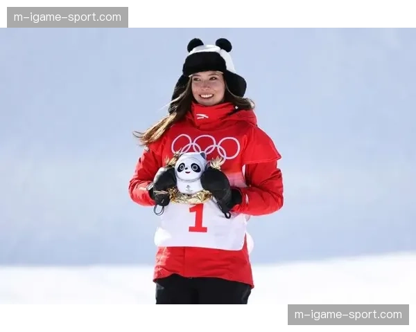 赛场DJ播放泰国传统歌曲，主场观众齐声合唱