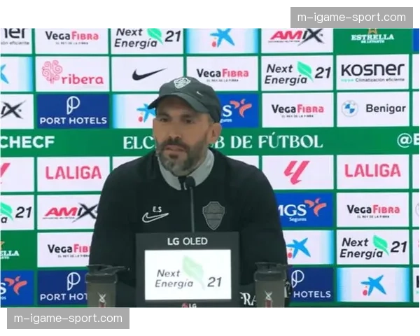 场边趣闻:赫塔菲主帅因与第四官员激烈争论被出示黄牌警告 场边趣闻:赫塔菲主帅因与第四官员激烈争论被出示黄牌警告