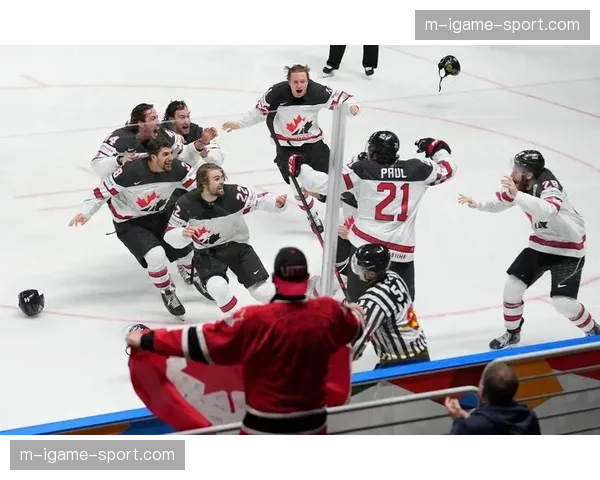 女子冰球世锦赛：加拿大队3-2力克芬兰队，小组赛三战全胜